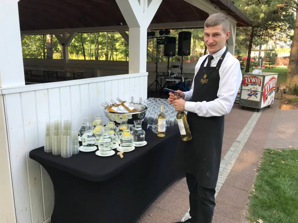 Grupa osób przygotowujących pizzę