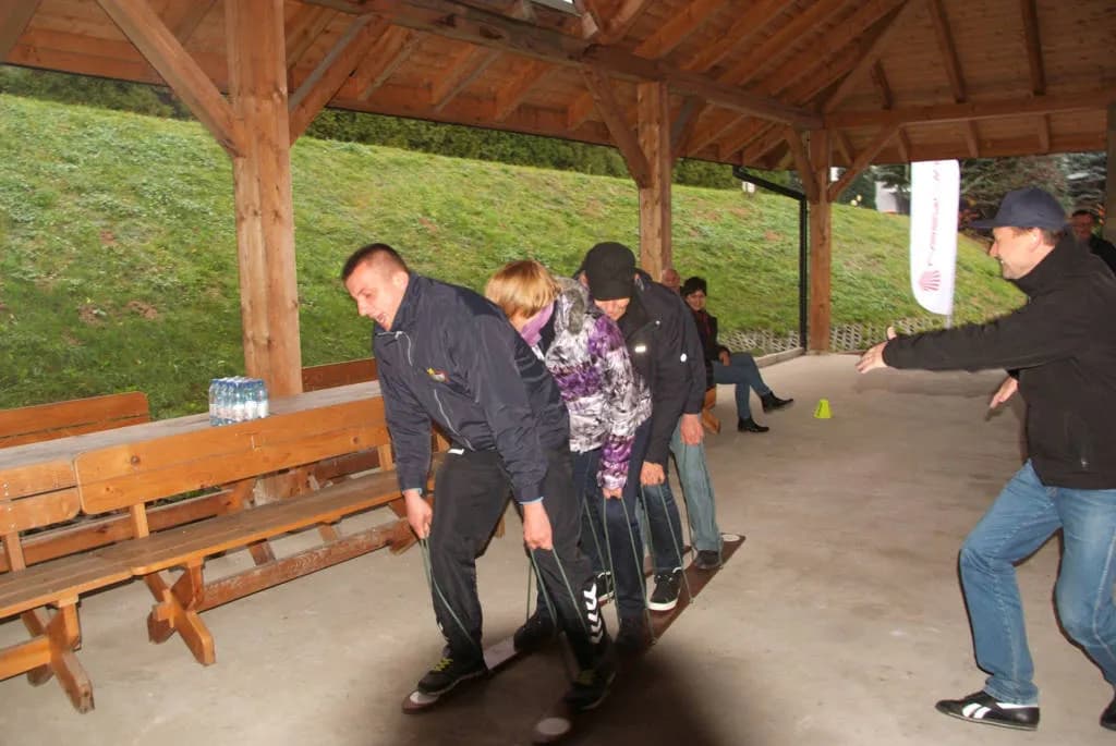 Osoba z zawiązanymi oczami próbuje przejść tor przeszkód