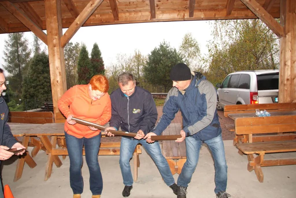 Uczestnicy na wieloosobowych nartach