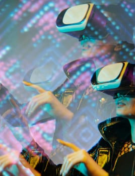 Osoba oglądająca film w kinie 9D VR
