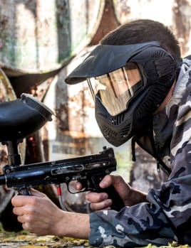 Gracze w akcji na arenie paintballu klasycznego